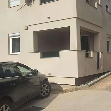 With Parking Space Rovanjska - Paklenica - 22260 アパート