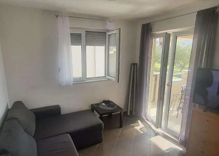 With Parking Space Rovanjska, Paklenica - 22260 * Jasenice (Zadar)